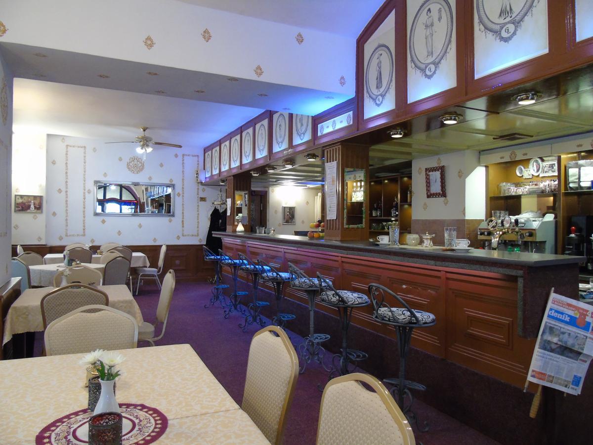 Gl Hotel Трутнов Экстерьер фото