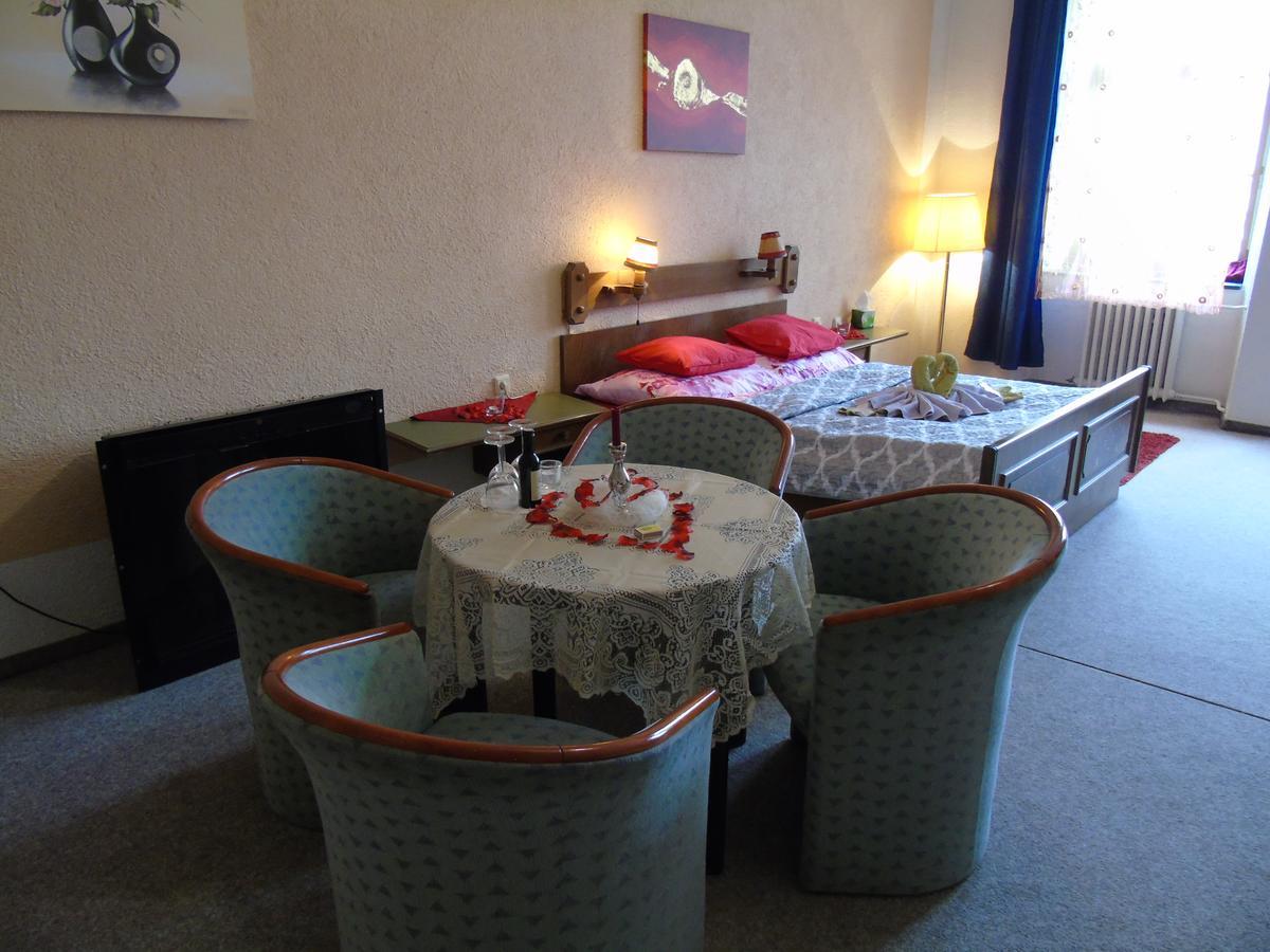 Gl Hotel Трутнов Экстерьер фото