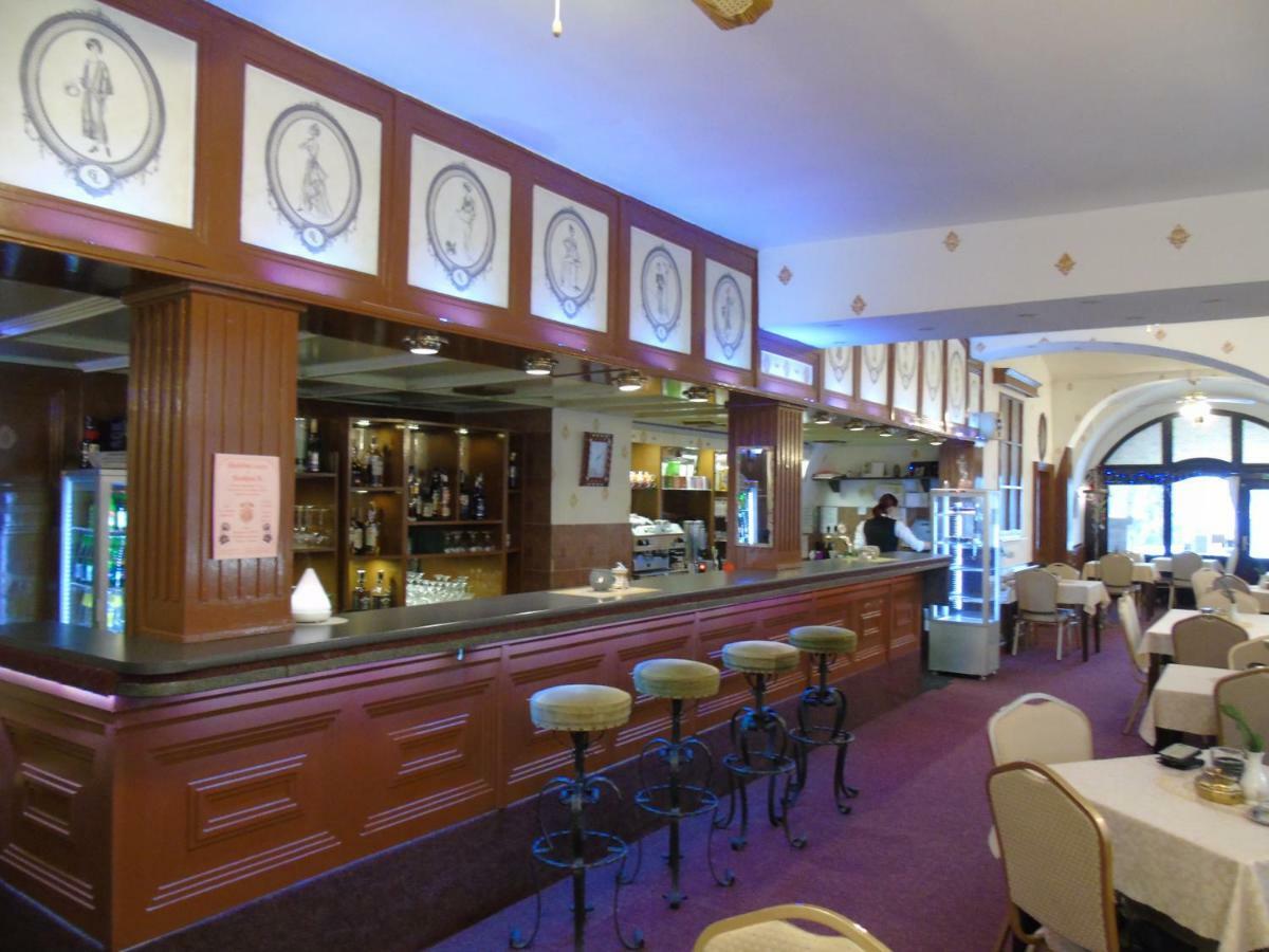 Gl Hotel Трутнов Экстерьер фото